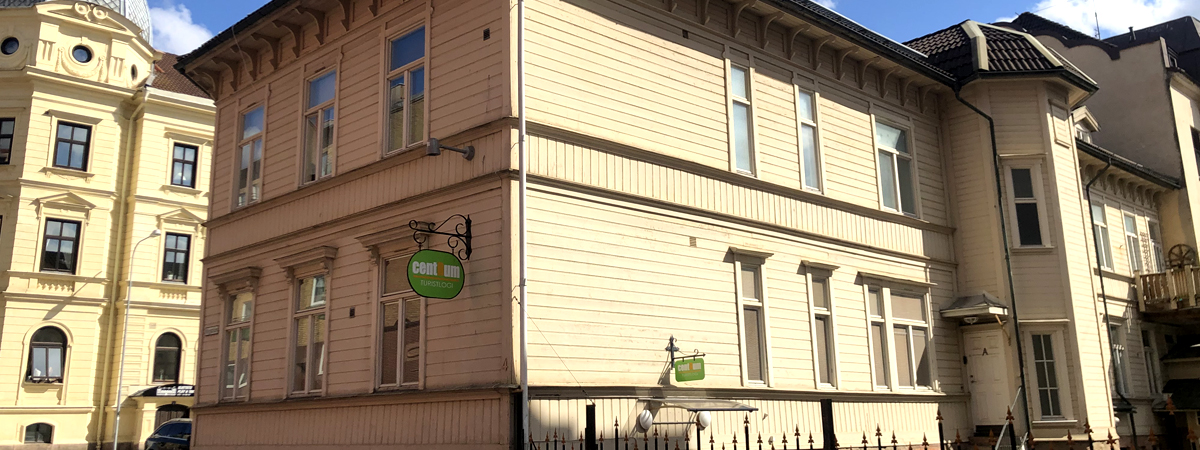 vandrarhemmets entré, gul trävilla